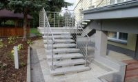 Granit najlepszy i najtrwalszy materiał na schody zewnętrze – 5 zalet schodów granitowych