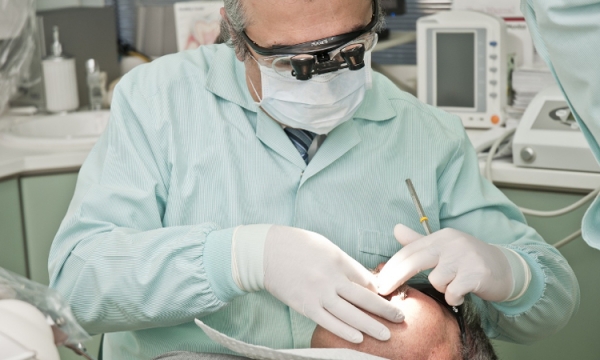Chirurgiczne usuwanie zęba 